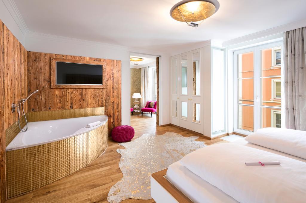 Junior Suite Golden Lobster